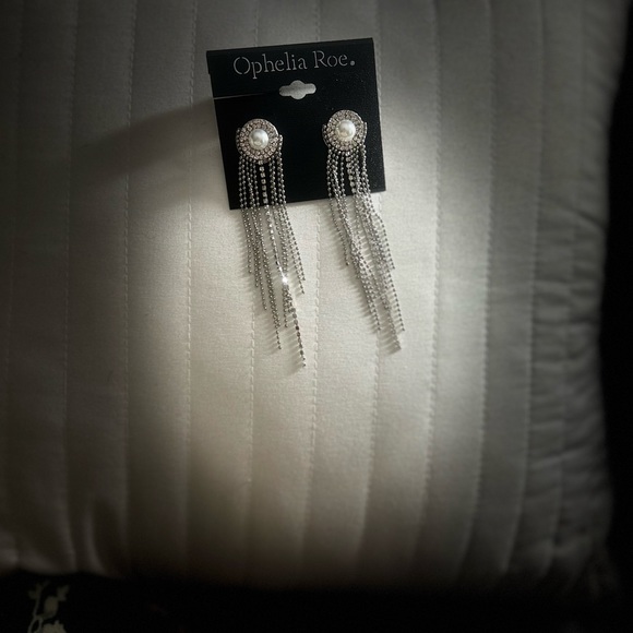 New Ophelia Roe
Silvertone chain dangle w. circled rhinestones and pearl center - Picture 4 of 4